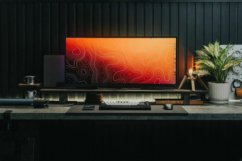 Elegantný sivý látkový folder s dreveným detailom na malom stojane, ideálny do moderného kancelárskeho prostredia.